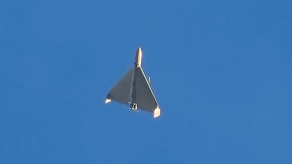 दुबई में ईरानी ड्रोन हमले के कारण एक पाकिस्तानी नागरिक की मौत हो गई है. (Photo: AP)