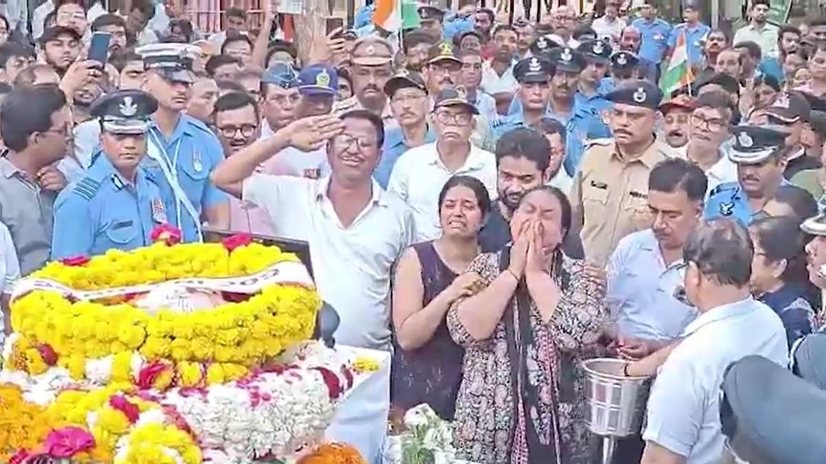 बेटे की पार्थिव देह पहुंची तो बिलख पड़ीं मां. (Photo: Screengrab)