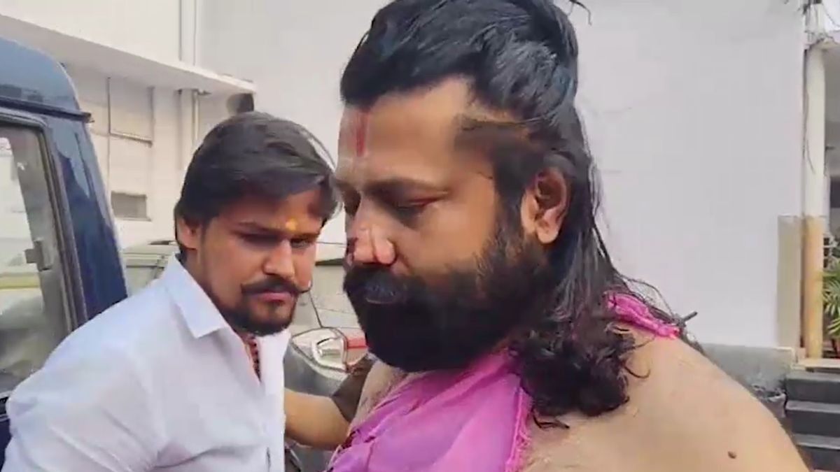 आशुतोष महाराज पर जानलेवा हमला. (Photo: Screengrab)