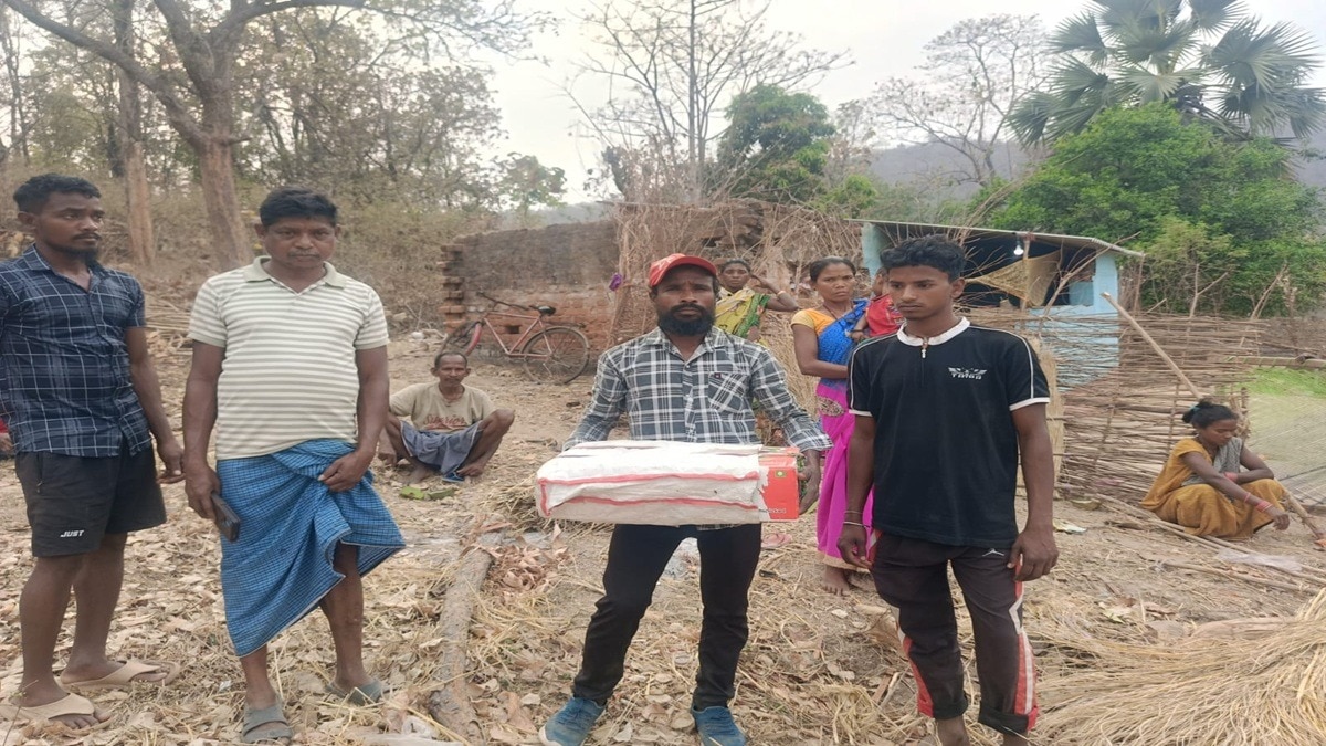 कागज के बॉक्स में बच्चे का शव लिए परिजन.(Photo: Satyajit/ITG)