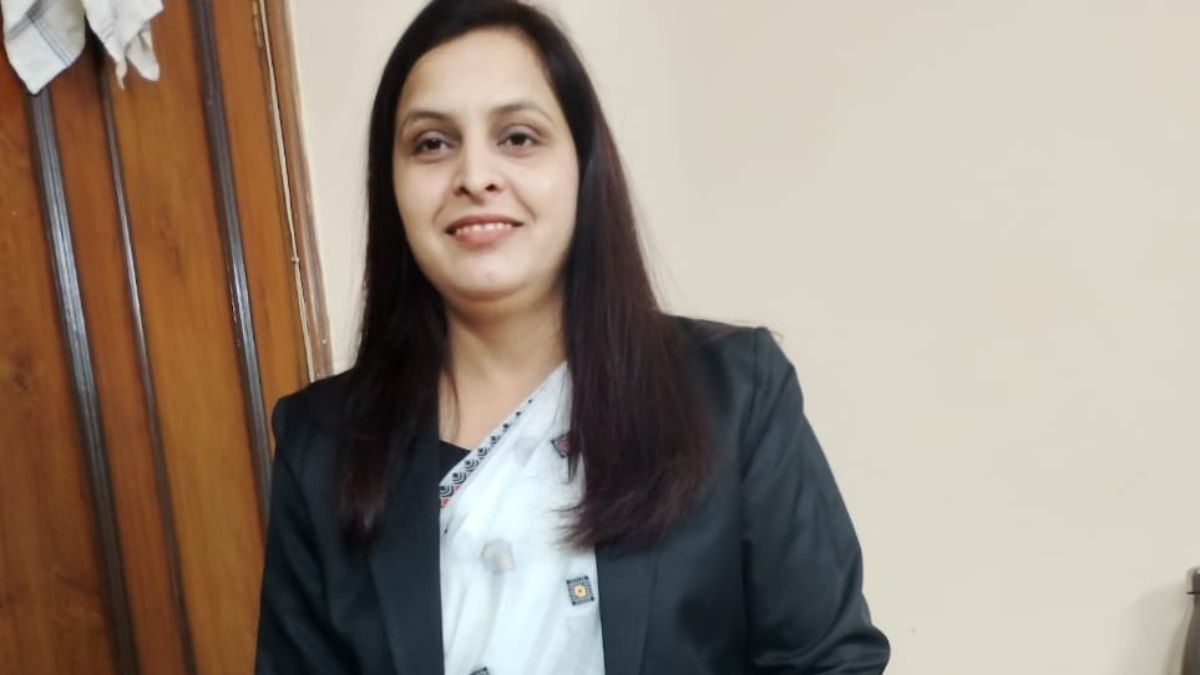 चपरासी की बेटी शिखा सिंह ने UPSC एग्जाम क्रैक कर 113वीं रैंक हासिल की है. (Photo: ITG)