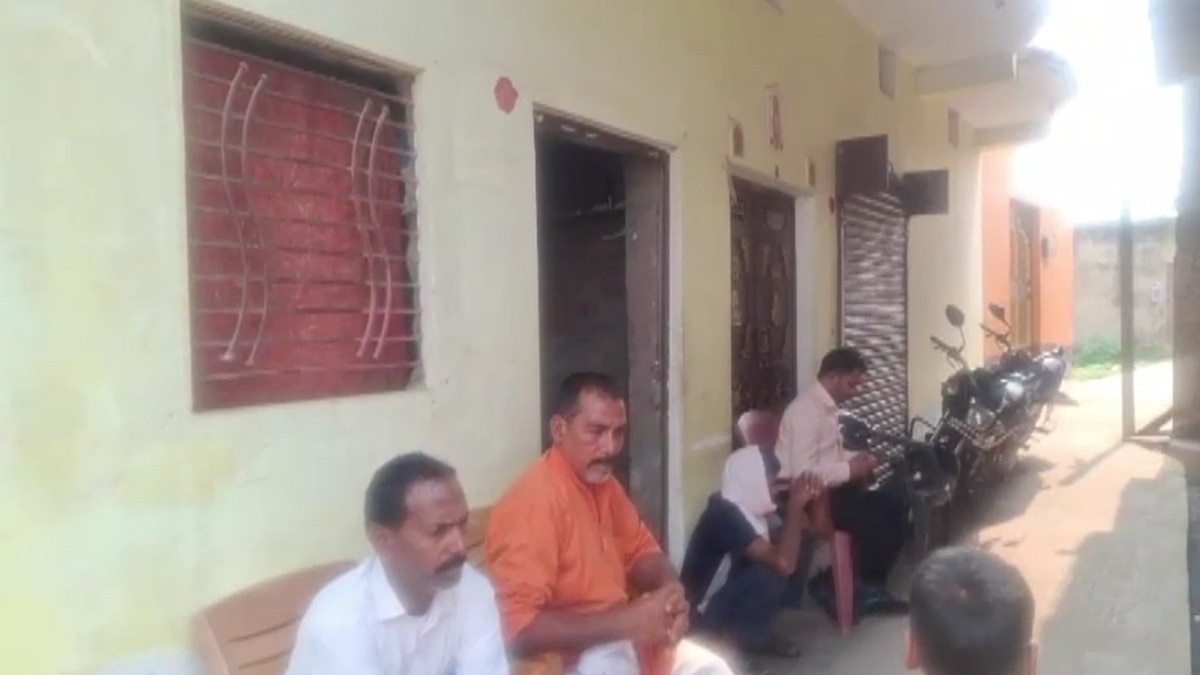 मजदूर की मौत की खबर से गम में डूबा एक परिवार.(Photo: Screengrab)  