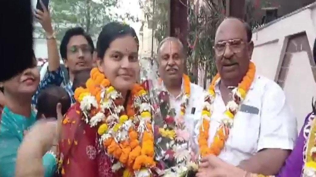 वैभवी अग्रवाल अपने परिजनों के साथ. (Photo: Screengrab)