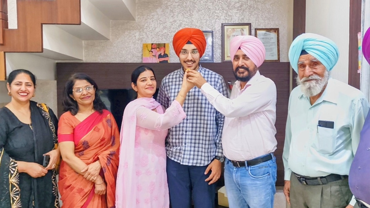 पंजाब के रहने वाले सुनावरदीप सिंह ने UPSC परीक्षा में हासिल किया 76वां रैंक. (Photo: ITG)