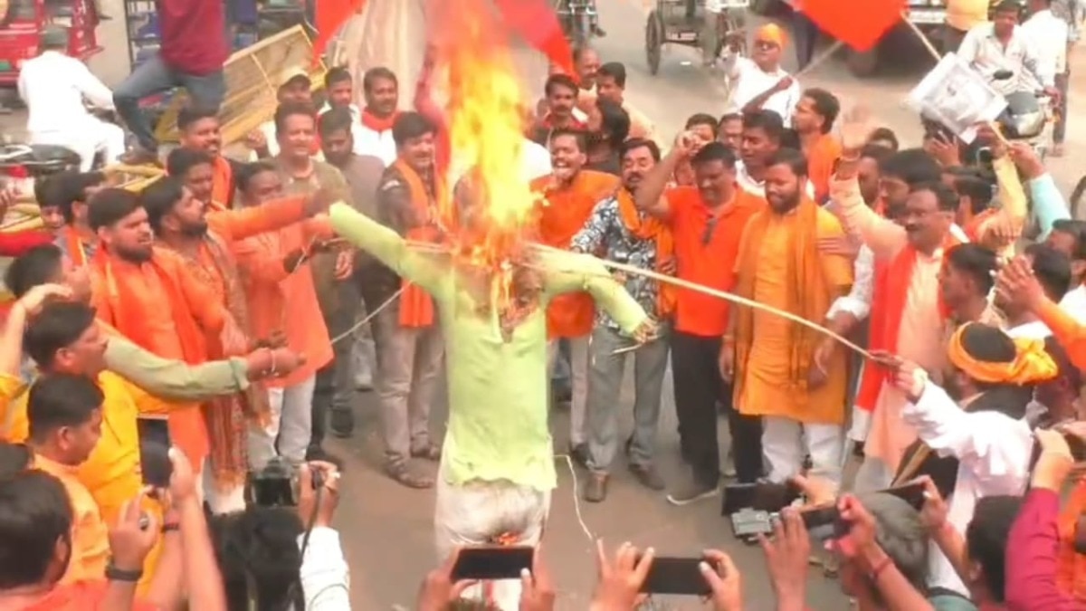 पुतले को जूतों-लाठियों से पीटा फिर किया आग के हवाले.(Photo: Roushan Kumar/ITG)