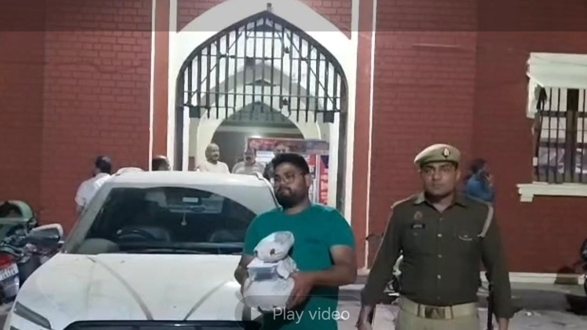 पुलिस की गिरफ्त में तस्कर.(Photo: Syed Rehan Mustafa Rizvi/ITG