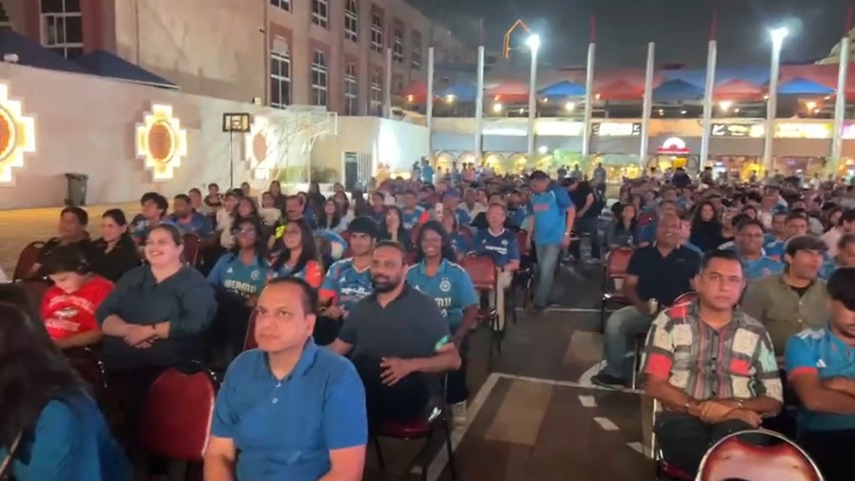 दुबई में लोगों ने देखा फाइनल मैच (Photo: Screengrab)