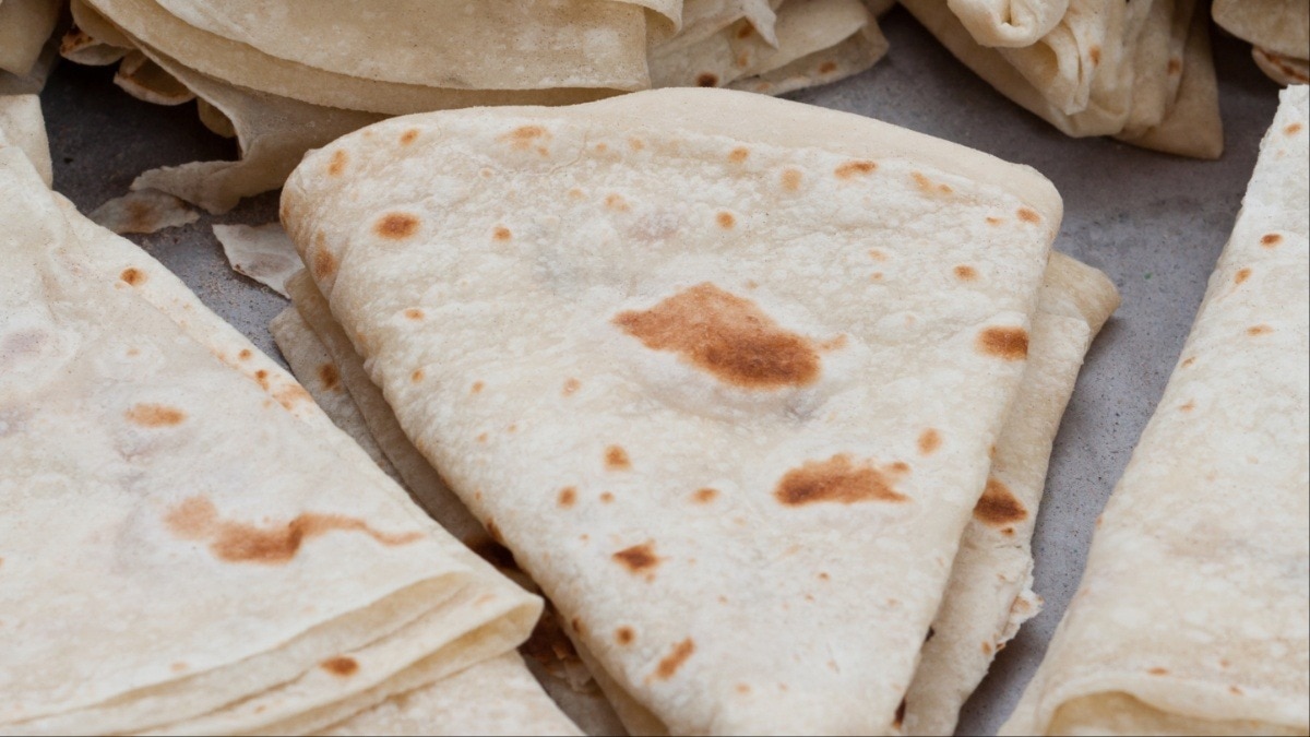 मुंह में जाते ही घुल जाएगी यह रूमाली रोटी! इस आसान तरीके से घर पर पाएं बाजार जैसा स्वाद (Photo- Adobe Stock)