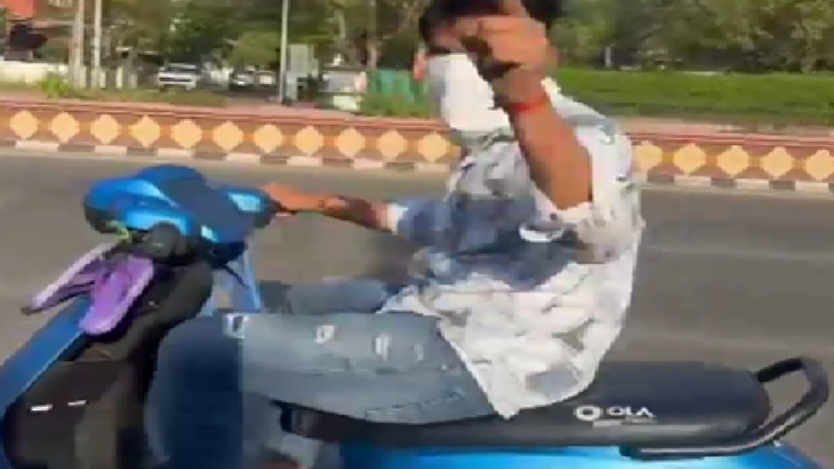 कोटा में ओला बाइक के कस्टमर का अनोखा प्रदर्शन. (Photo: Screengrab)