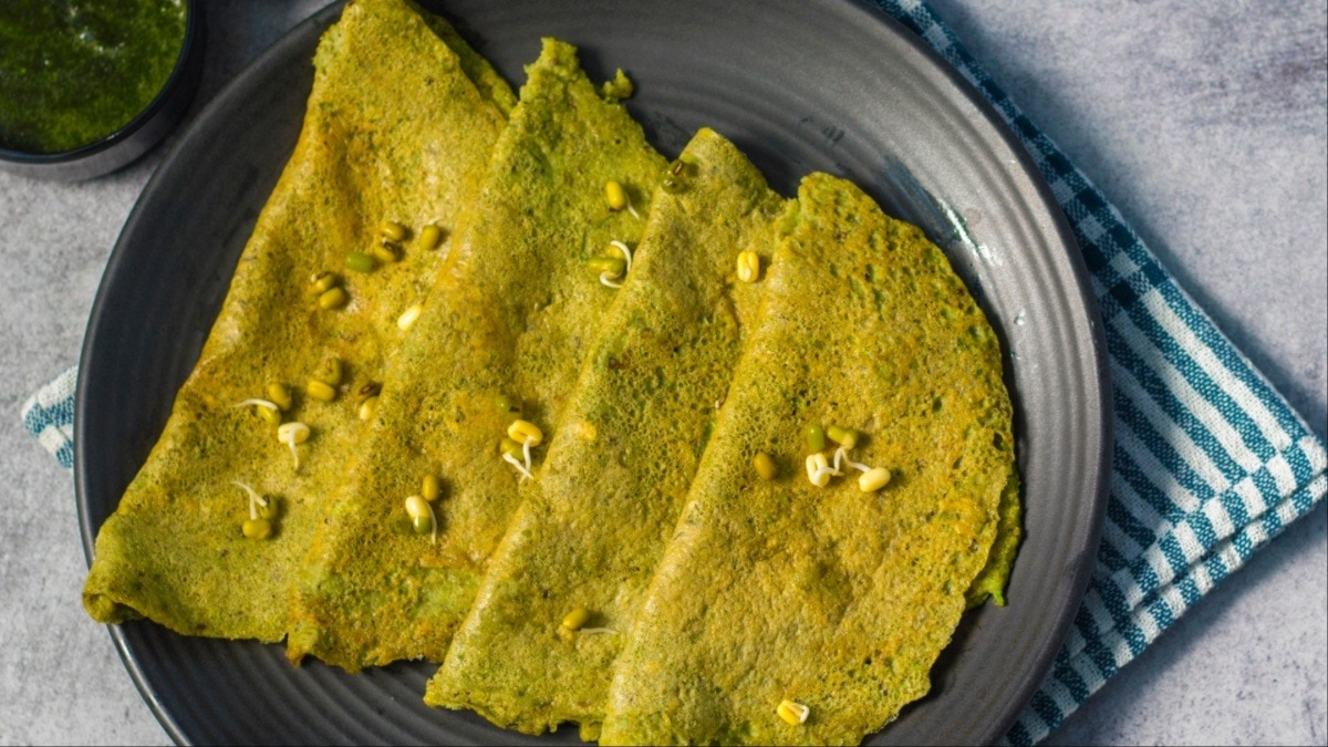 सुबह के नाश्ते में बनाएं पौष्टिक और चटपटा स्प्राउट्स चीला, बनाना है आसान (Photo- Adobe Stock)