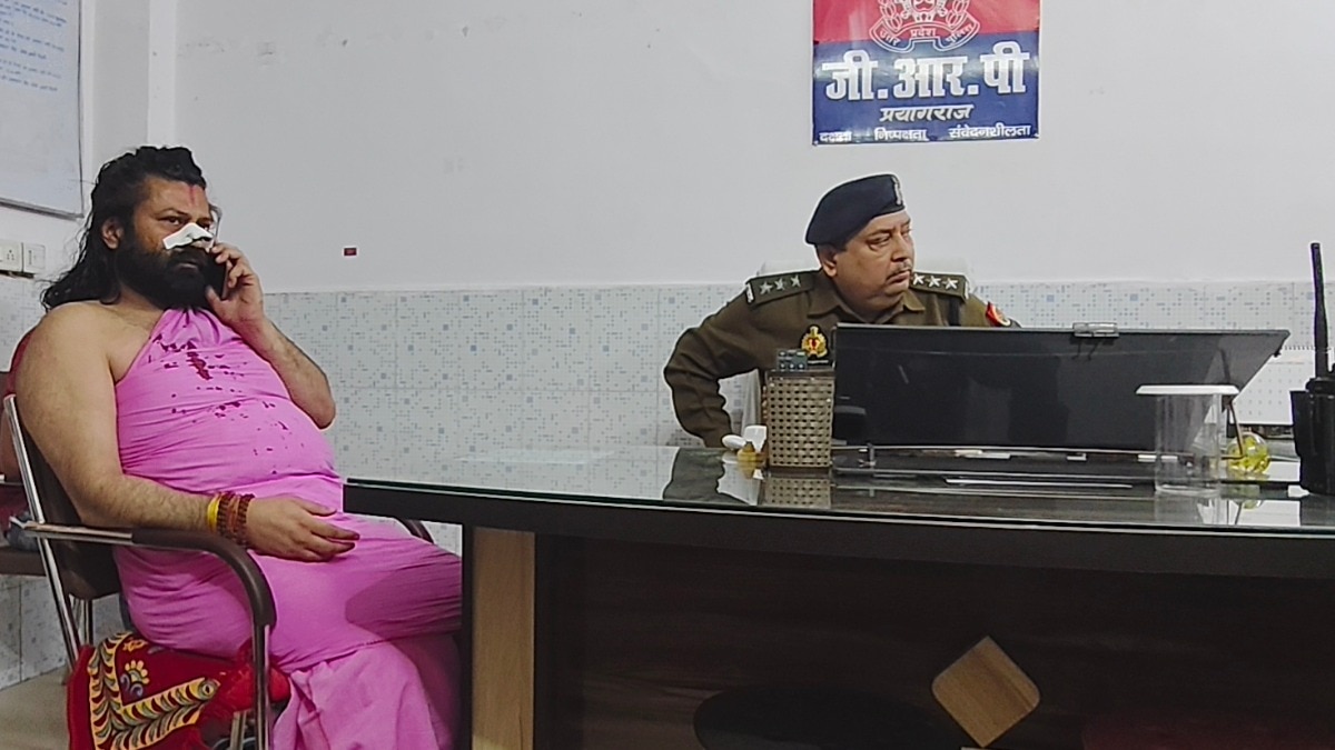 आशुतोष ब्रह्मचारी को जीआरपी ने मेडिकल जांच के लिए अस्पताल भेजा (Photo: ITG)