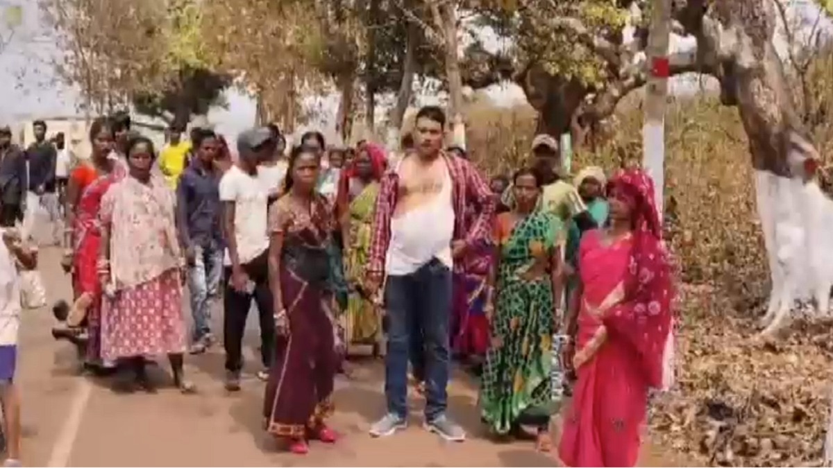 आपत्तिजनक व्यवहार करने का आरोप. (Photo: Screengrab)