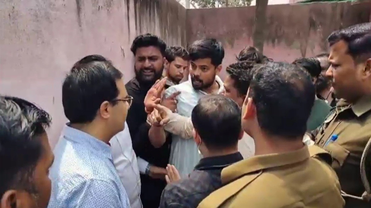 शव काटने के बाद हंगामा करते मृतक के परिजन. (Photo: Screengrab)