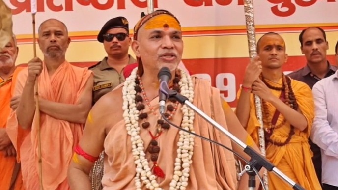 Swami Avimukteshwarananda gave a statement in Hardoi (Photo- Screengrab)