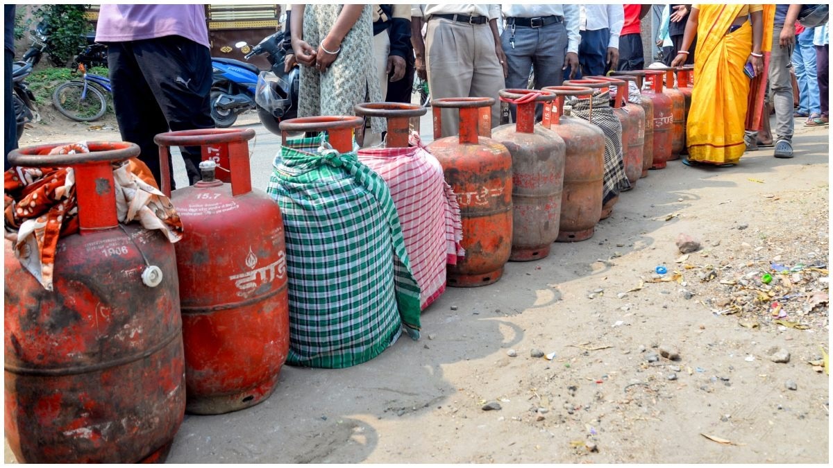 कई शहरों से गैस किल्लत की खबरें आ रही हैं. (Photo: PTI)