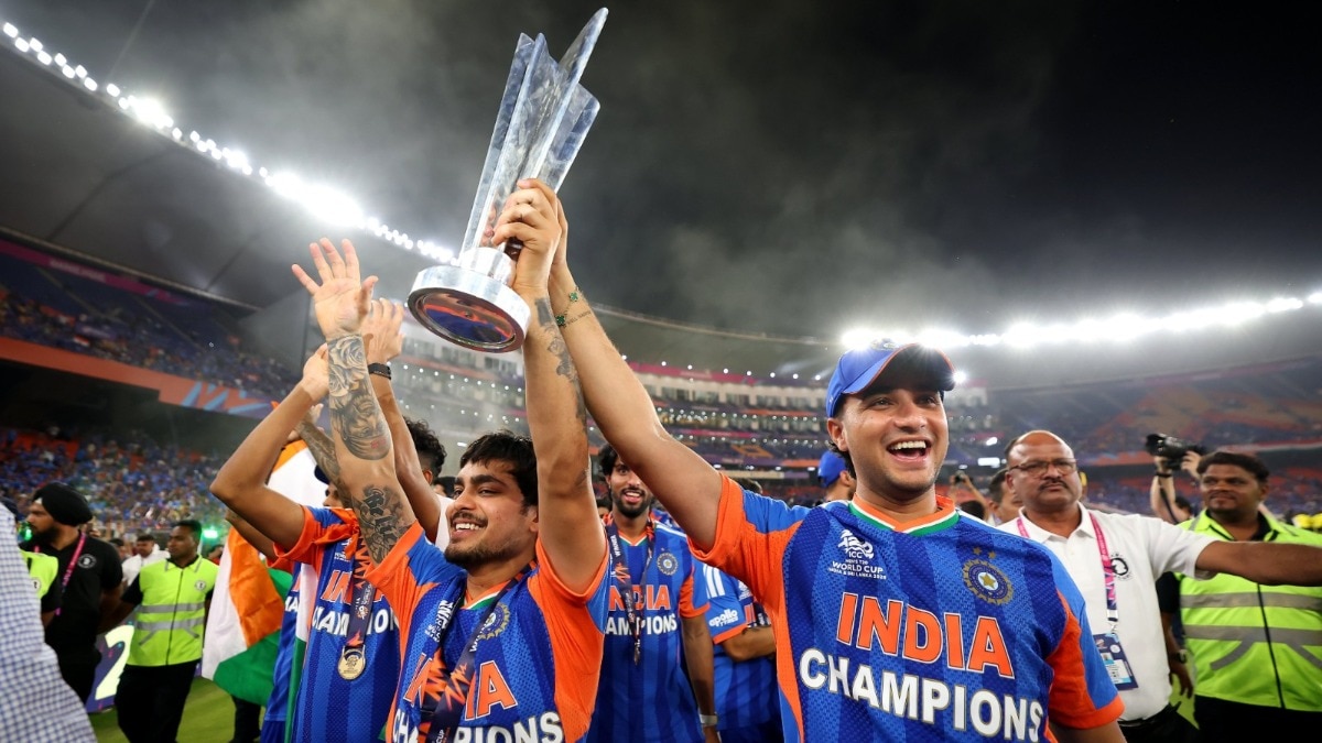 वर्ल्ड कप ट्रॉफी के साथ ईशान किशन और अभिषेक शर्मा (Photo: BCCI)