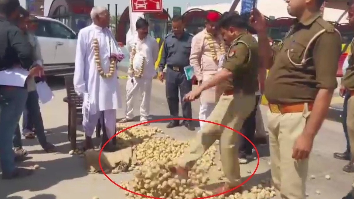 आलू के दामों पर आगरा में प्रदर्शन हुआ, इस दौरन एक दारोगा ने अभ्रदता कर दी (Photo ITG)