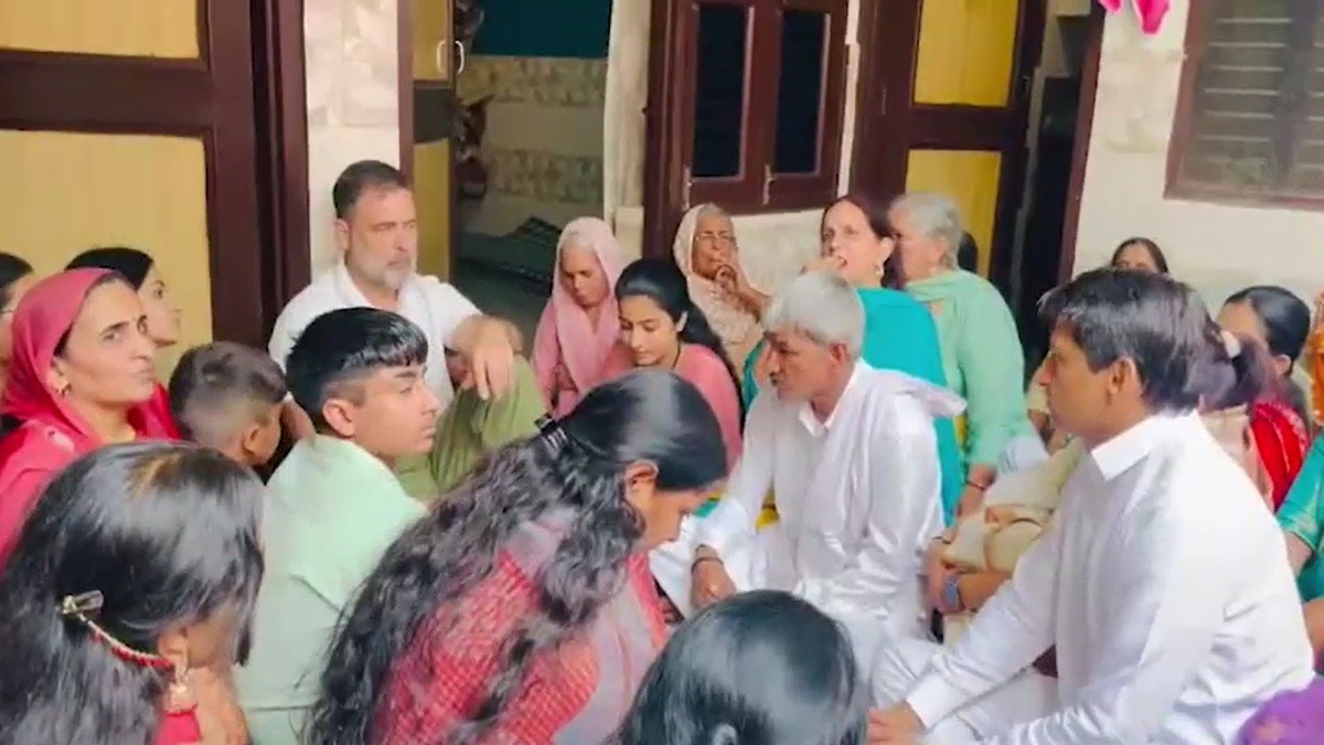 किसान के परिवार से मुलाकात करते राहुल गांधी. (Photo: Screengrab)
