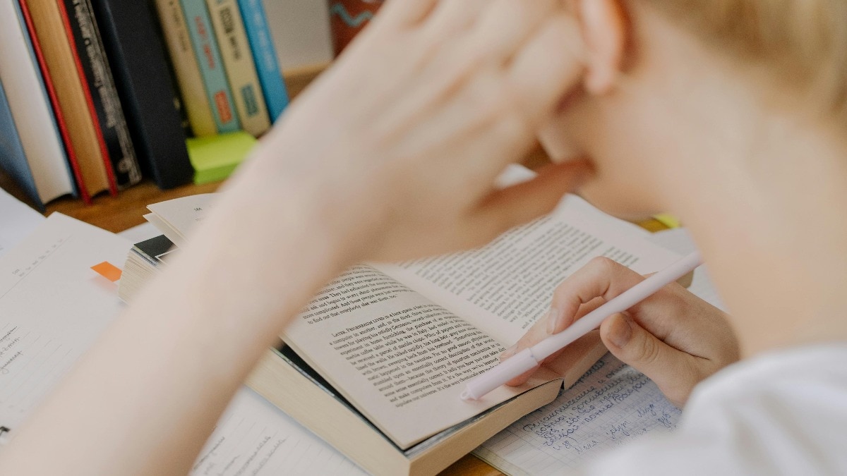 भारतीय रेलवे में लाखों युवा नौकरी करना चाहते हैं. (Photo : Pexels)