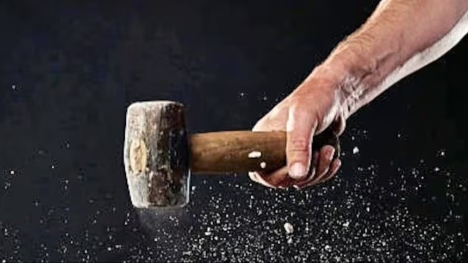 व्यक्ति पर हथौड़े से हमला. (Photo: Representational )