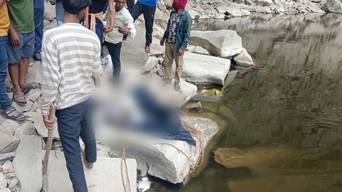 मऊगंज के देवलहा प्रपात में मिली लाश.(Photo:ITG)