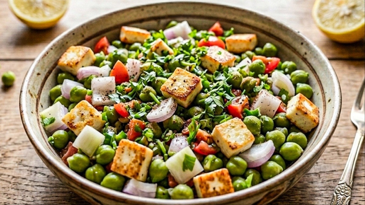 रहना है हेल्दी और फिट! डाइट में शामिल करें पनीर और हरे चने का बना सलाद, बनाना है आसान (Photo- ITG)