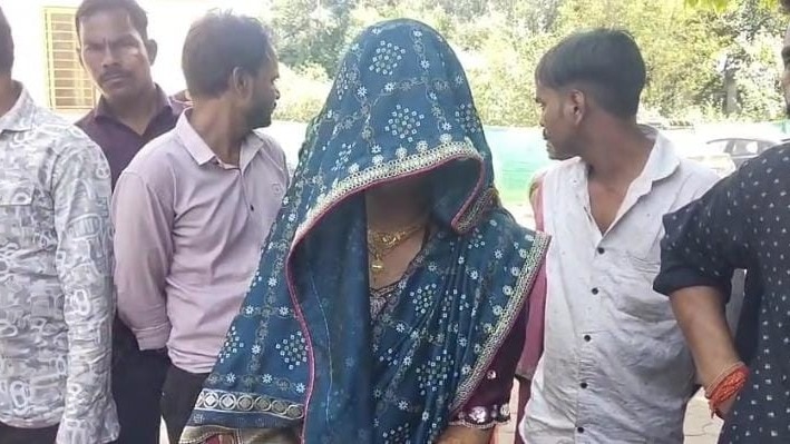 शादी के बाद दुल्हन पहुंच गई थाने (Photo: Screengrab)