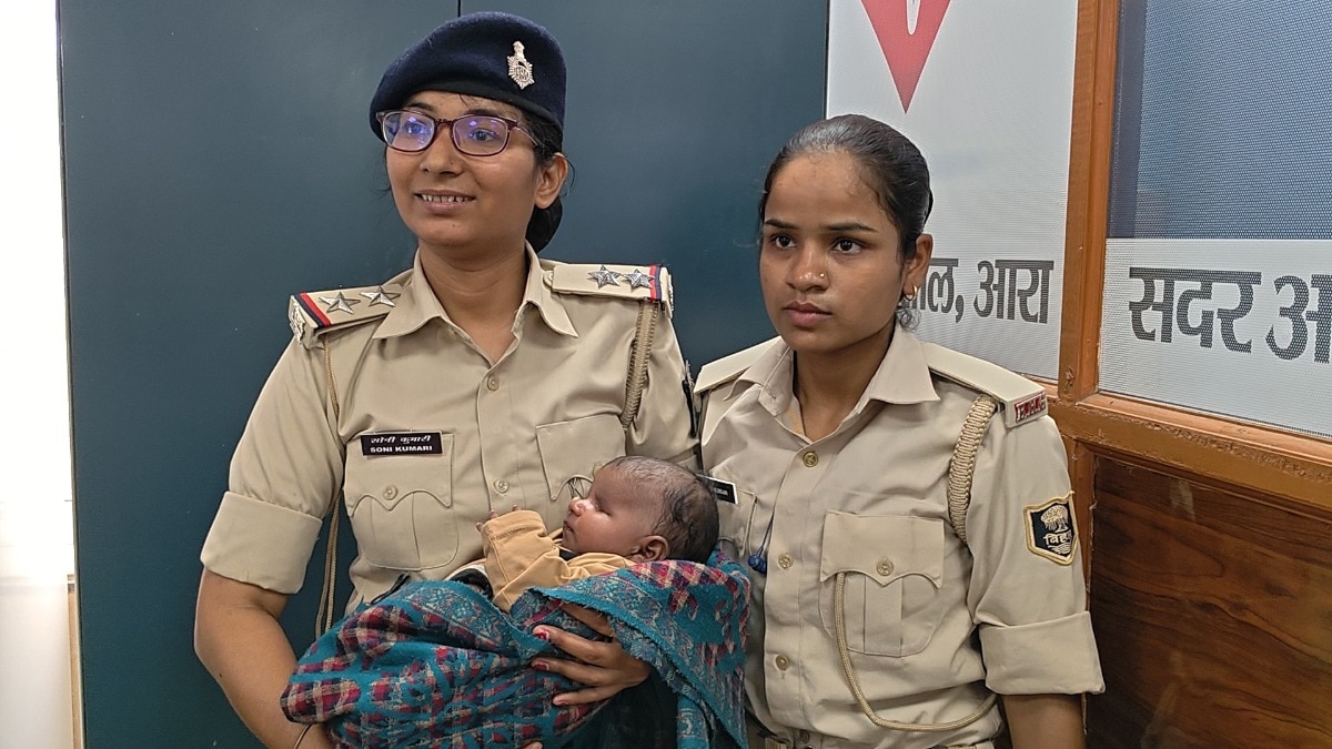 महिला पुलिसकर्मी ने बचाई बच्चे की जान (Photo: Screengrab)