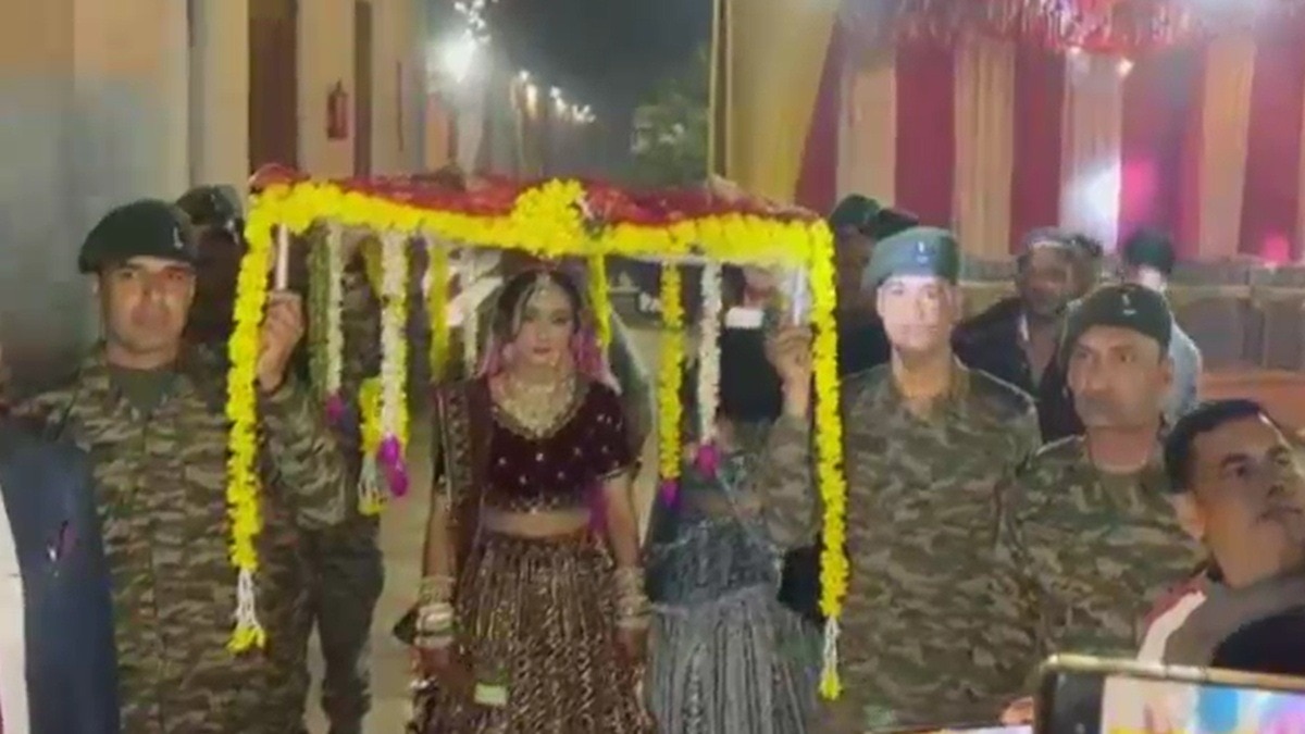 फौजियों ने निभाया पिता का फर्ज. (Photo: Screengrab)