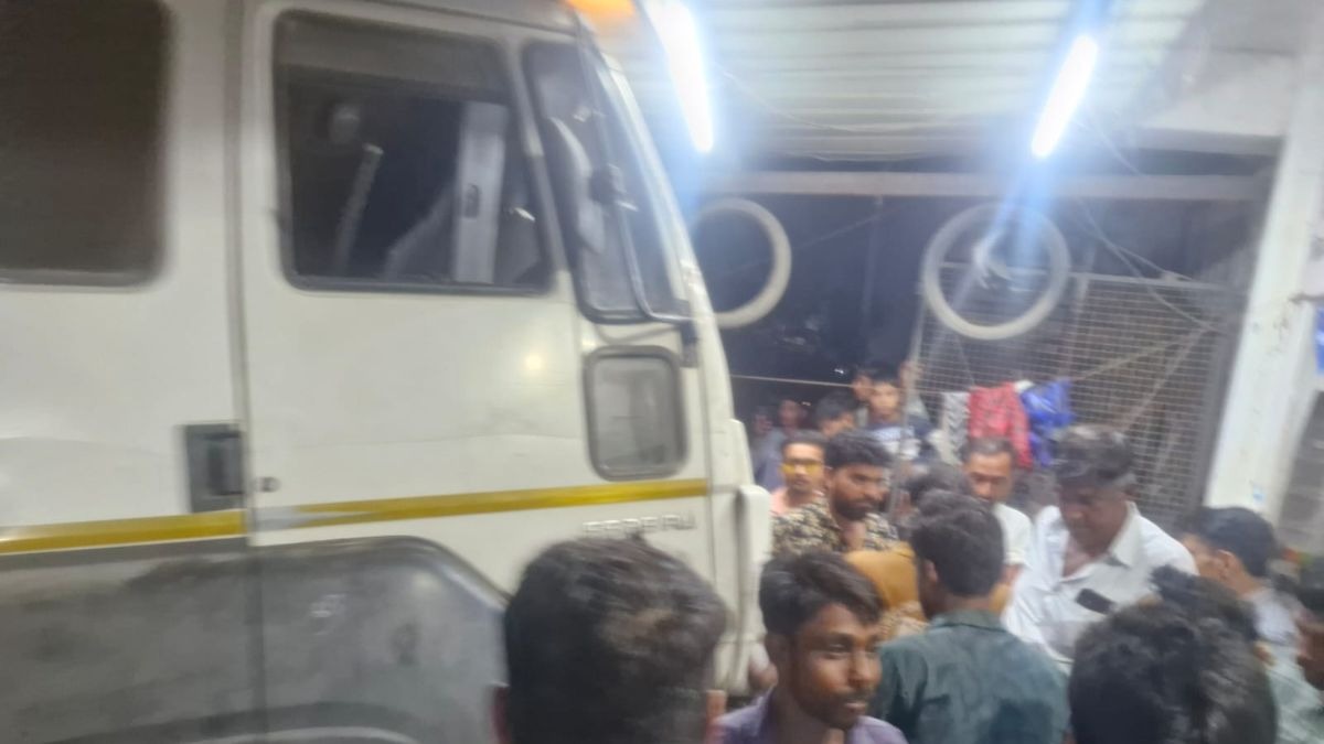 दुकान में जा घुसा बेकाबू ट्रेलर. (Photo: ITG)