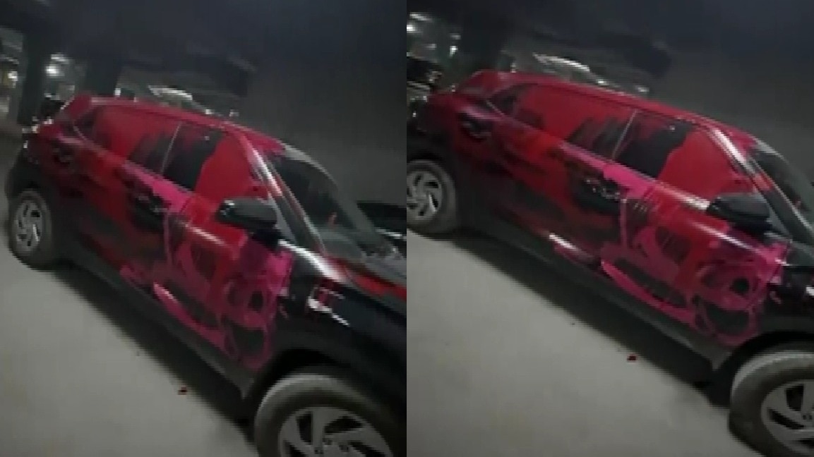 स्प्रे पेंट से खराब हुई पूरी कार. (Photo: Screengrab)