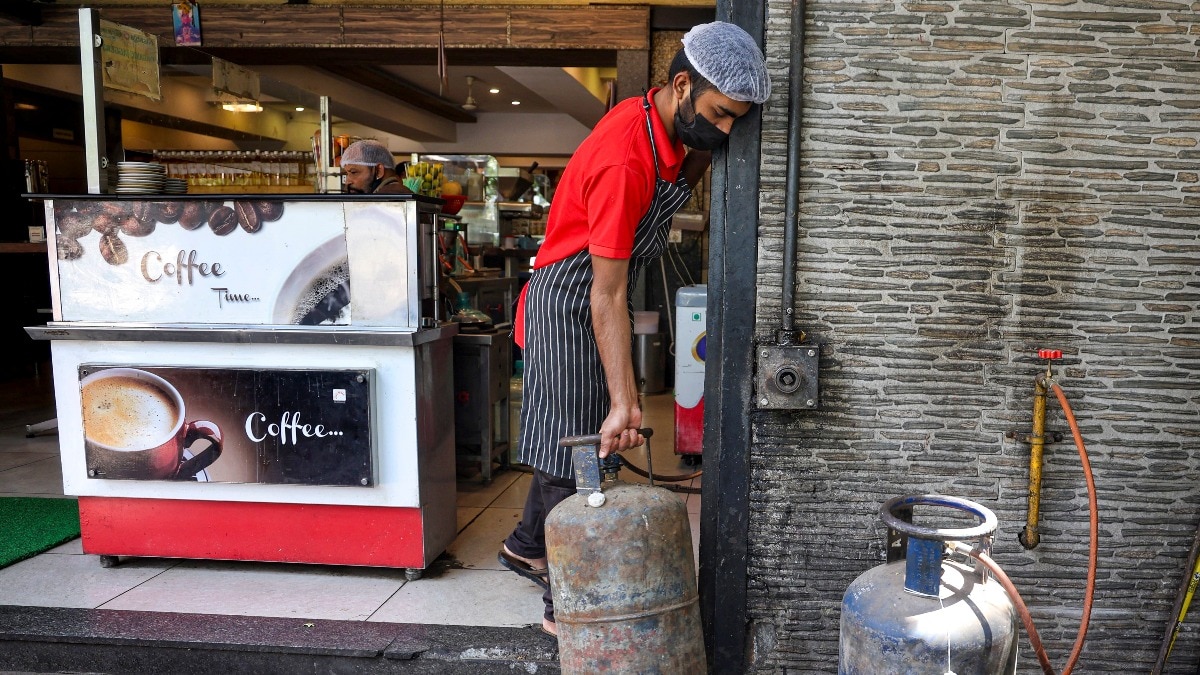 सबसे ज्यादा असर शहरी इलाकों के रेस्टोरेंट कारोबार पर पड़ा है. (Photo: PTI)