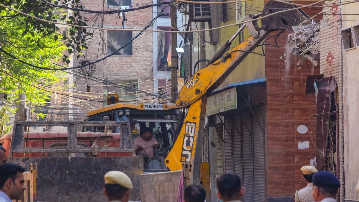 दिल्ली के उत्तम नगर में हत्या के आरोपियों के मकान पर बुलडोजर चलाया, क्या ये ‘न्याय’ है? (Photo- PTI)