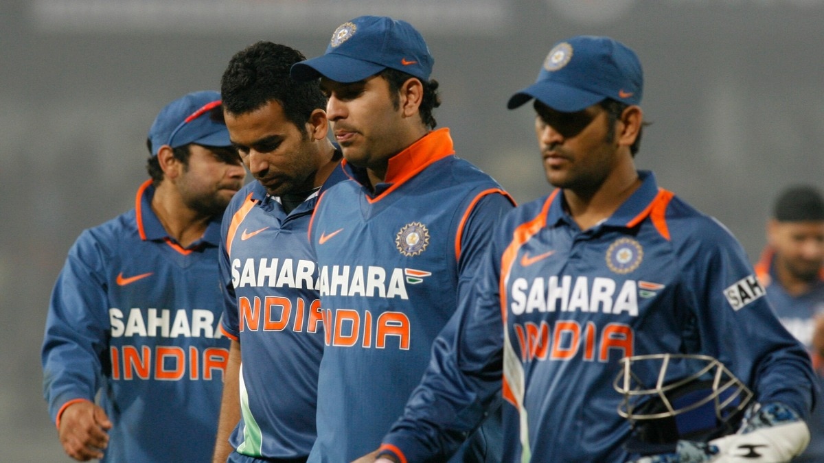 एमएस धोनी के साथ पूुर्व क्रिकेटर युवराज सिंह और अन्य खिलाड़ी (Photo: ITG)