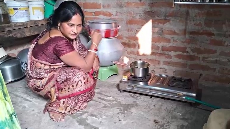 गोबर गैस से निकाला कमाल का हल (Photo: Screengrab)