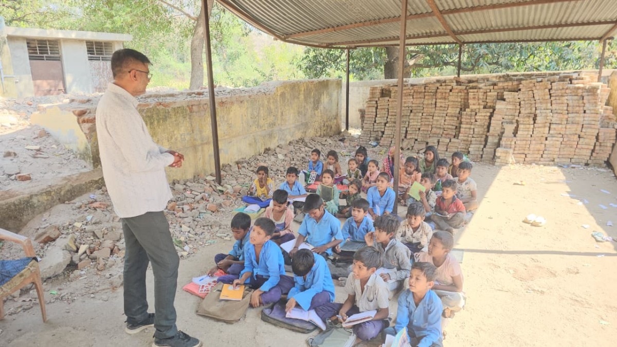 भवन टूटने के बाद छह महीने से नहीं बना नया भवन.(Photo: Shaktisinh Parmar Jagatsinh/ITG)