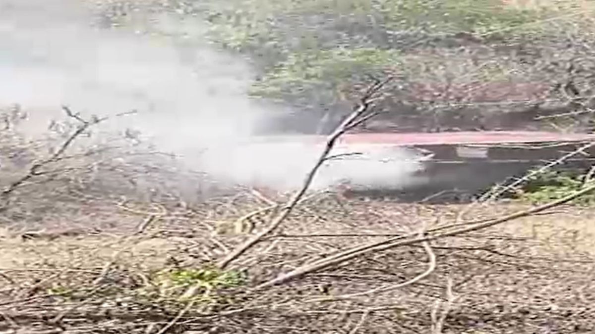 300 फीट गहरी खाई में गिरा ट्रक. (Photo: Screengrab)