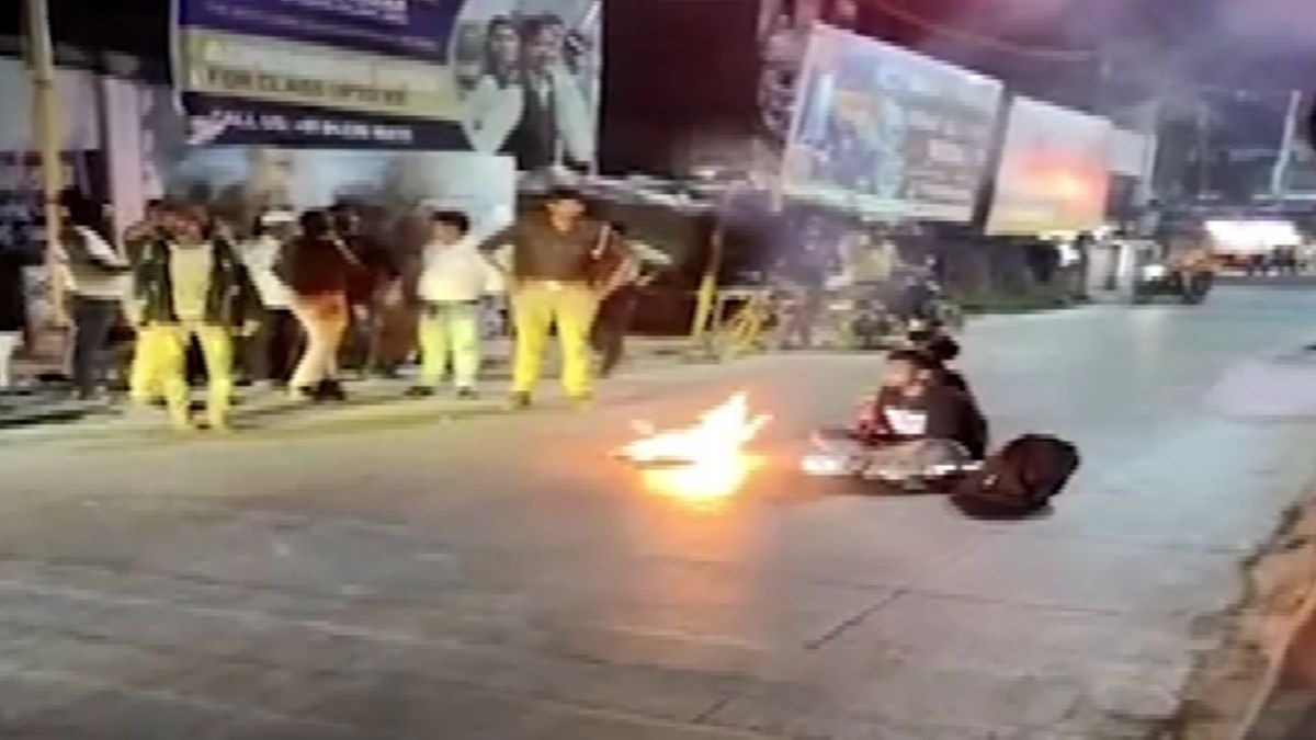 खुद पर पेट्रोल डालकर सड़क बैठ गया कपल (Photo: itg)