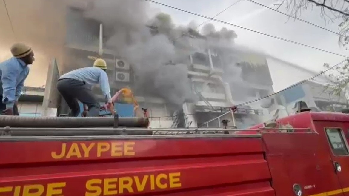 नोएडा सेक्टर-4 स्थित फैक्ट्री में लगी आग. (Photo: ITG)