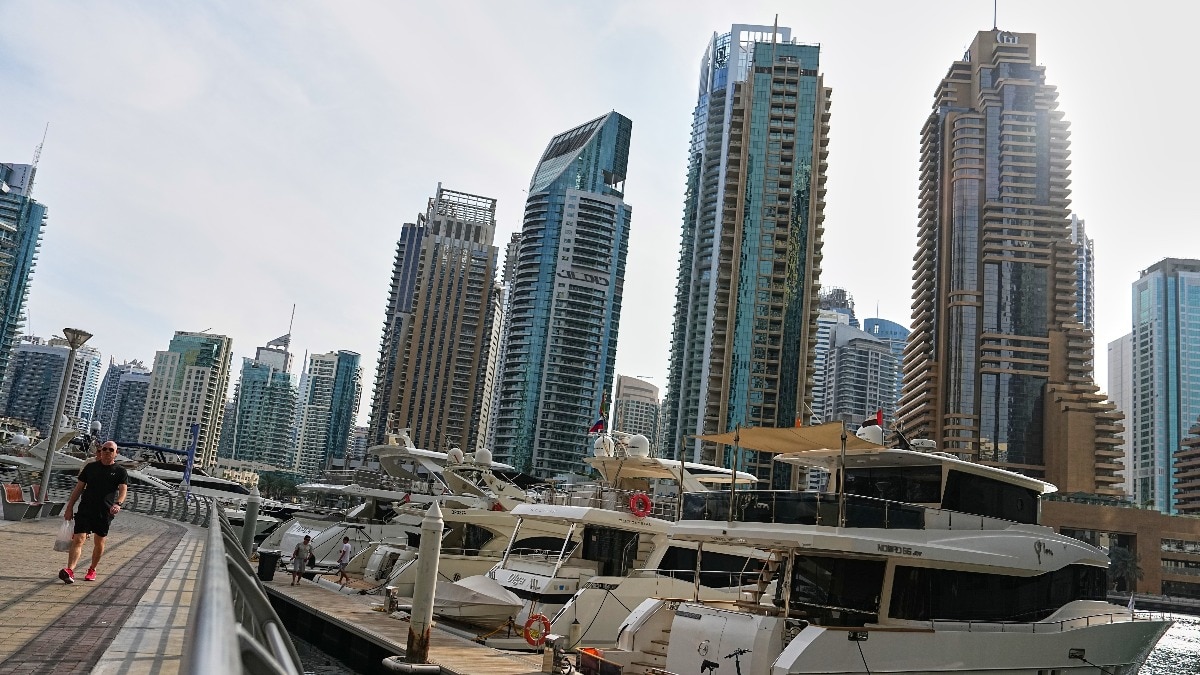 यूएई का एयर डिफेंस सिस्टम ईरानी मिसाइलों को एंटरसेप्ट कर रहा है.