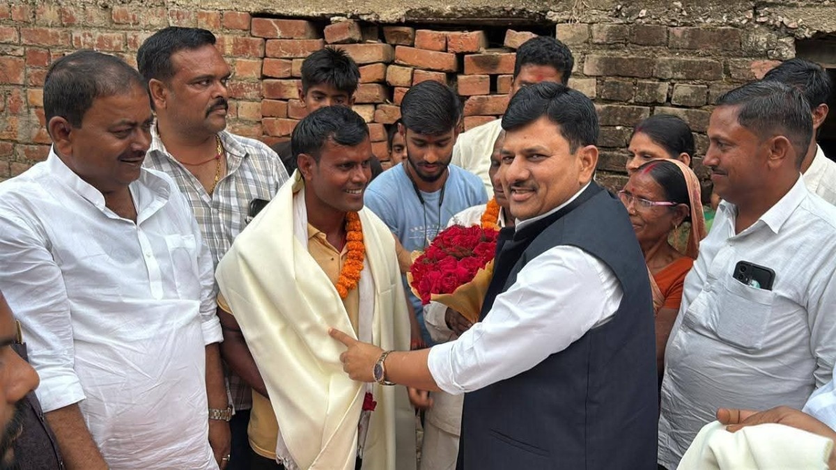 UPSC  में रंजीत का चयन हो जाने की बात सुनकर लोगों ने उनका सम्मान भी किया (Photo: ITG)