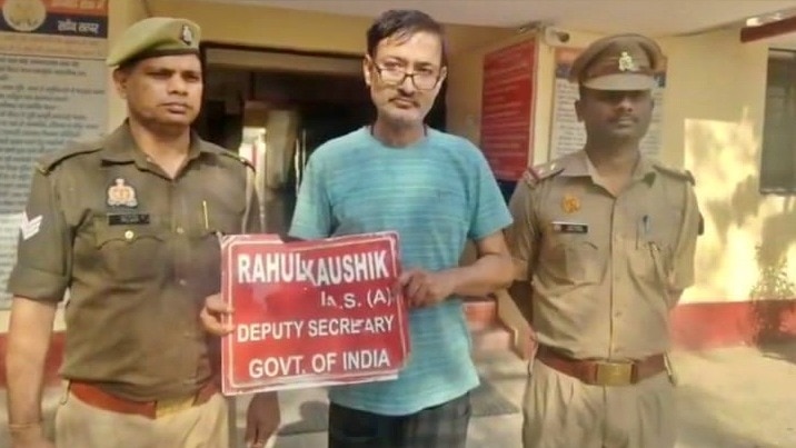 Rahul Kaushik was roaming around posing as fake officer (Photo- Screengrab)