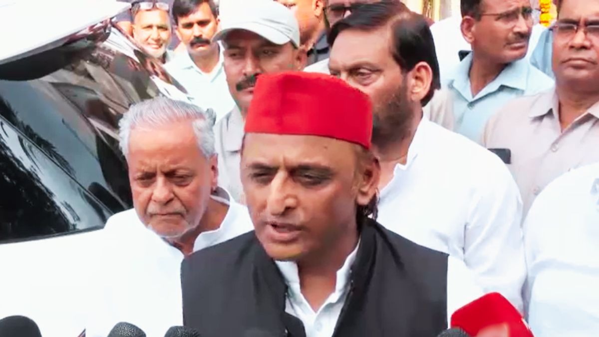 अखिलेश यादव ने स्वामी अविमुक्तेश्वरानंद से की मुलाकात. (Photo: Screengrab)