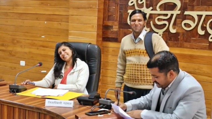 DM of Pauri Garhwal laughing after listening to complainant (Photo- Screengrab)
