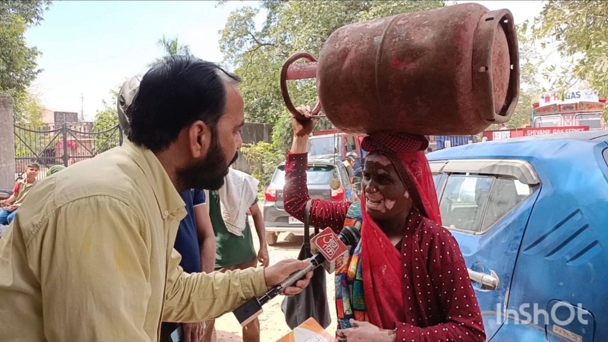 धौलपुर में गैस संकट से लोग परेशान.(Photo: Umesh Mishra/ITG)