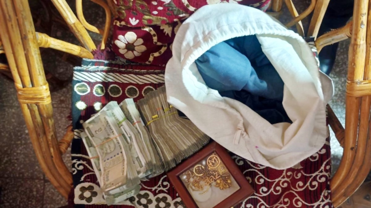 DGM के आवास पर नोटों की गिनती जारी.(Photo:ITG)