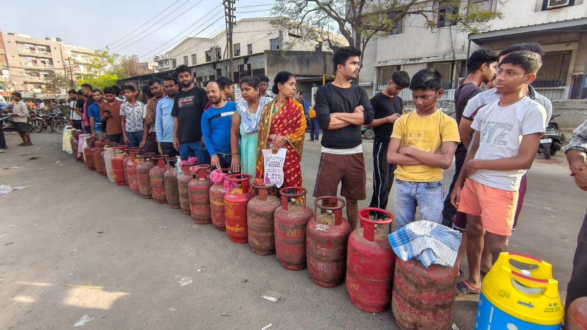 सरकार ने कहा कि एलपीजी और पेट्रोलियम सप्लाई सुरक्षित है (Photo: PTI)