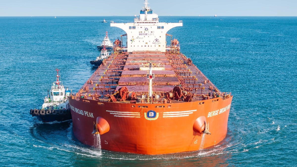 होर्मुज से गुजरने वाले जहाज... तेल छोड़िए, एफिल टॉवर भी लोड कर सकते हैं!