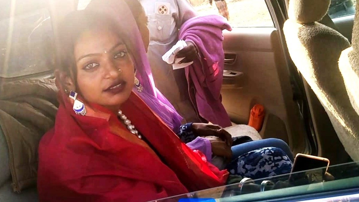 कार में बैठ मुंबई रवाना हुई मोनालिसा.