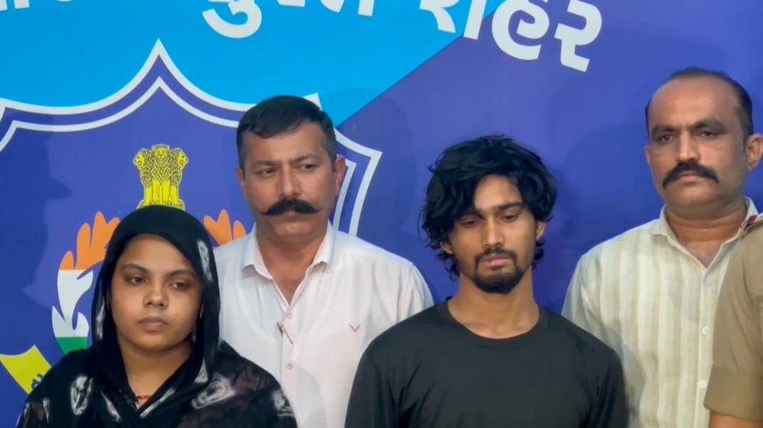 पुलिस की गिरफ्त में आरोपी. (Photo: Sanjay Singh J Rathod/ITG)